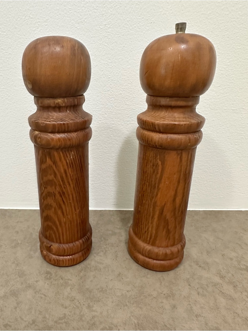 Vintage MCM Wooden Salt & Pepper Shaker Grinder Mills Set Tall Turned Warm Brown - Picture 7 of 9